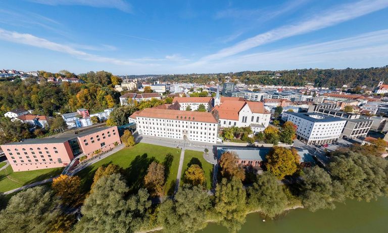 Luftbild vom Campus der Universität und der Stadt Passau